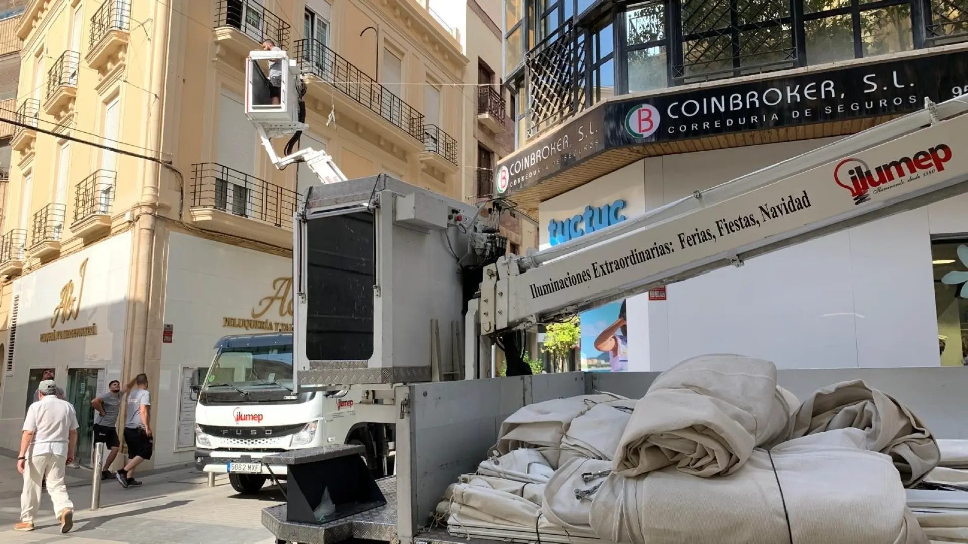 Colocación de toldos en la calle Méndez Núñez de Almería.AYUNTAMIENTO DE ALMERÍA / Europa Press