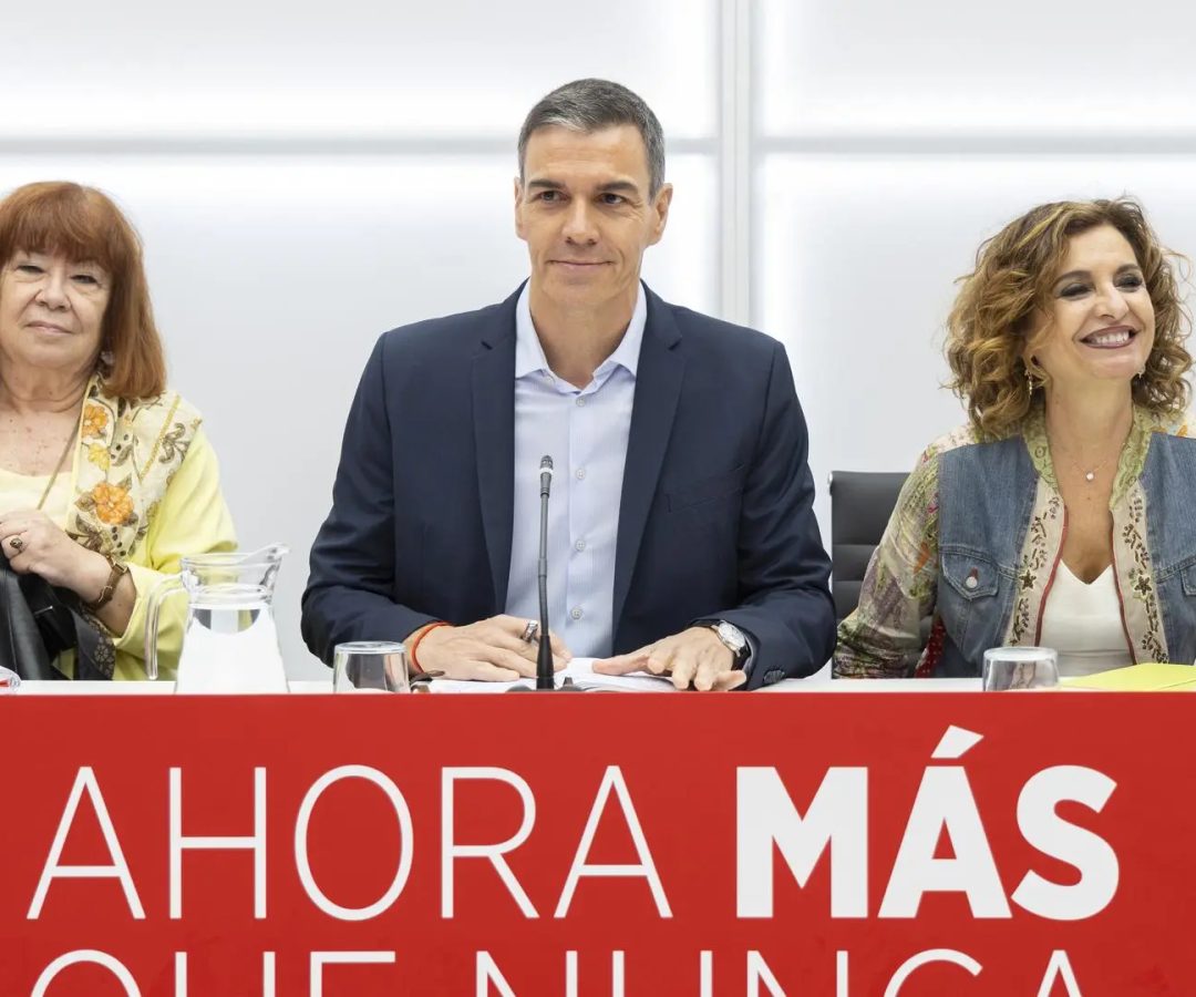 El secretario general del PSOE, Pedro Sánchez, junto a la presidenta, Cristina Narbona, y a la vicesecretaria general, María Jesús MonteroEva Ercolanese/PSOE