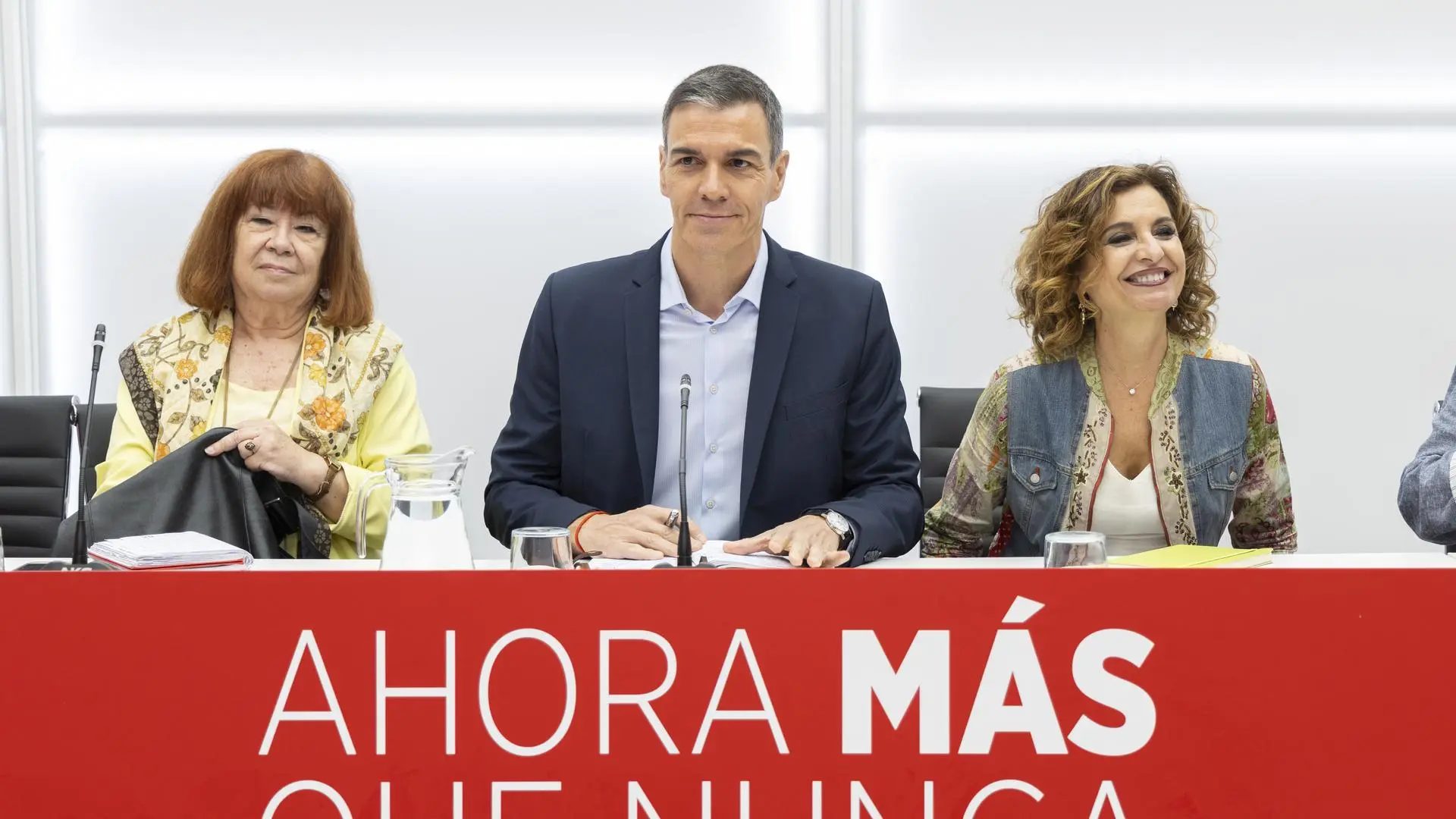 El secretario general del PSOE, Pedro Sánchez, junto a la presidenta, Cristina Narbona, y a la vicesecretaria general, María Jesús MonteroEva Ercolanese/PSOE