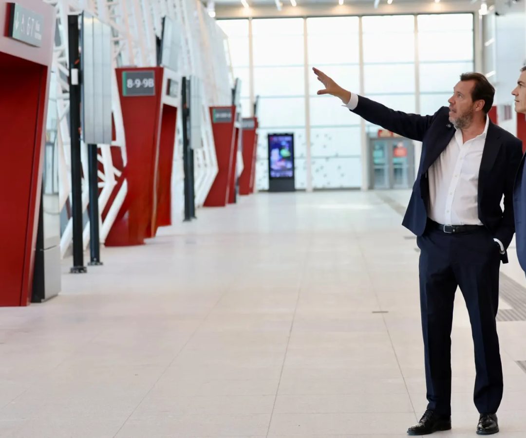 El presidente del Gobierno y el ministro de Transportes visitan el nuevo vestíbulo de Chamartín, en Madrid, un día antes de su apertura este martes.Daniel Ramo