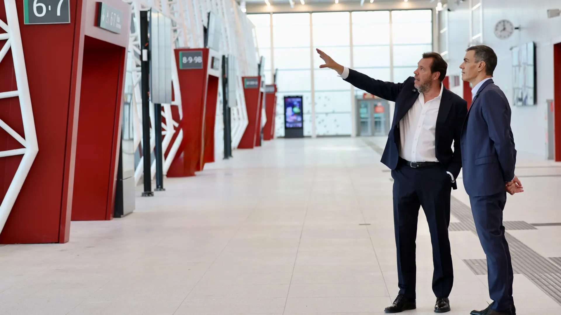 El presidente del Gobierno y el ministro de Transportes visitan el nuevo vestíbulo de Chamartín, en Madrid, un día antes de su apertura este martes.Daniel Ramo