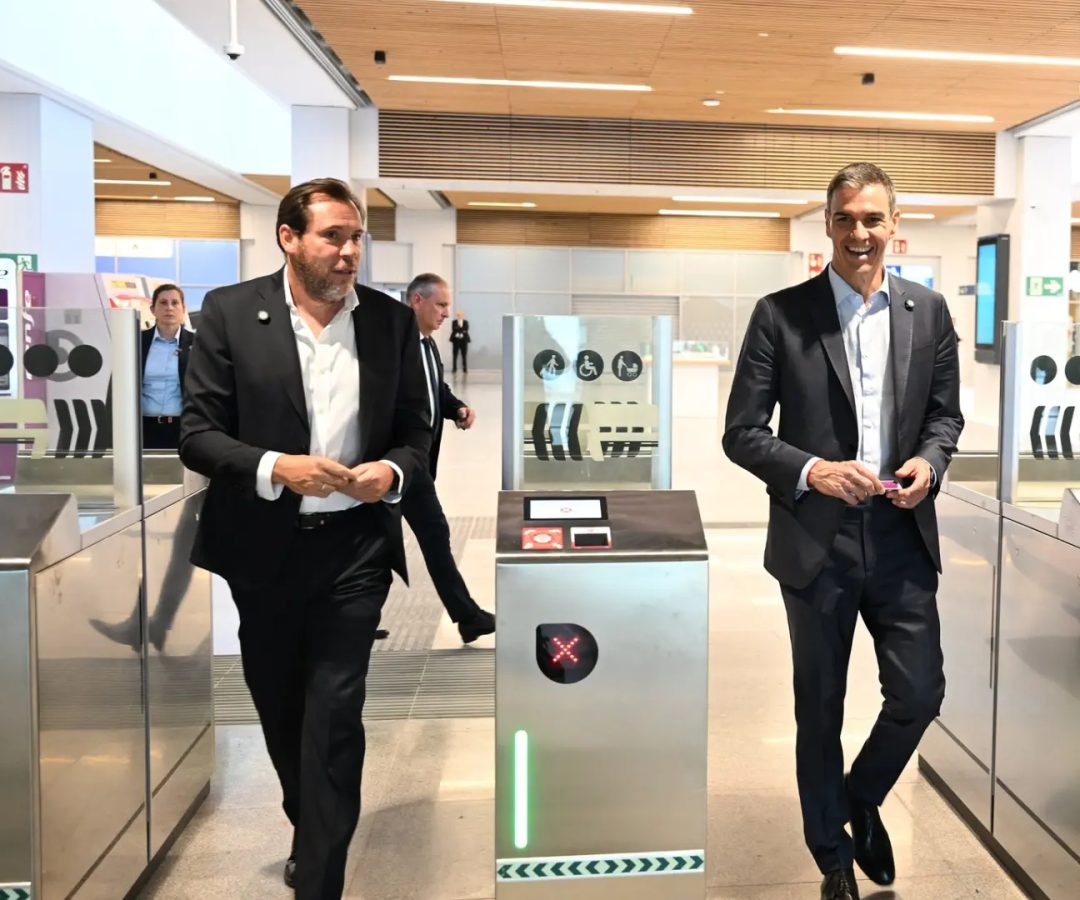 El ministro de Transportes y Movilidad Sostenible, Óscar Puente, y el presidente del Gobierno, Pedro Sánchez, visitan la estación de Chamartín.X