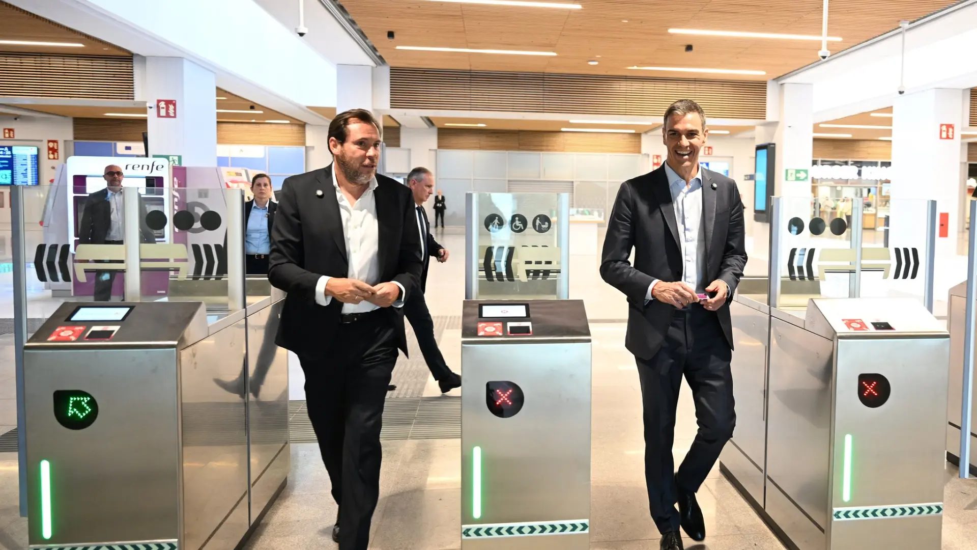 El ministro de Transportes y Movilidad Sostenible, Óscar Puente, y el presidente del Gobierno, Pedro Sánchez, visitan la estación de Chamartín.X