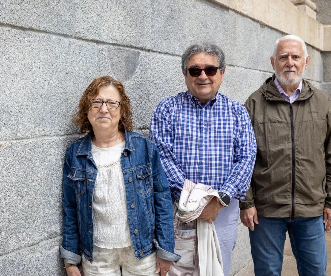 Lola Meño, Kike Román y Santiago Menchero, miembros de Asjubi40, frente al Congreso de los Diputados en Madrid.Elena del Estal