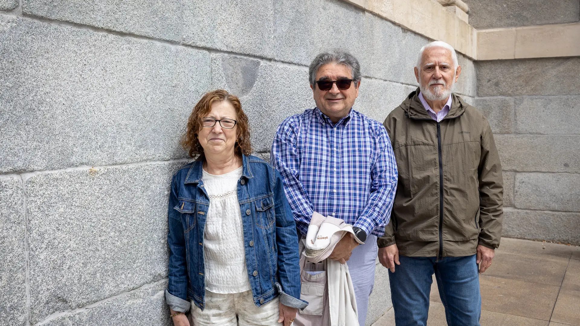 Lola Meño, Kike Román y Santiago Menchero, miembros de Asjubi40, frente al Congreso de los Diputados en Madrid.Elena del Estal