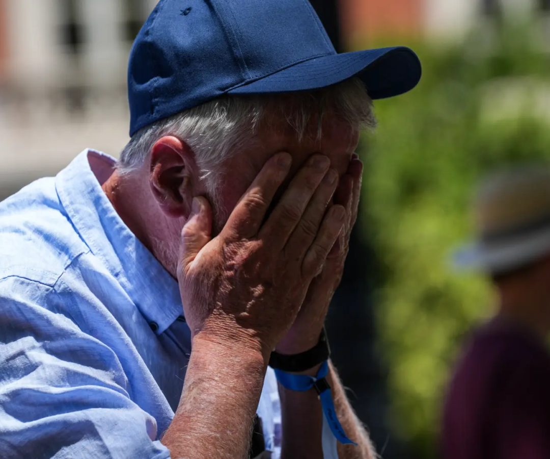 Un turista se protege de las altas temperaturas por las calles de Sevilla durante la última ola de calor.EP
