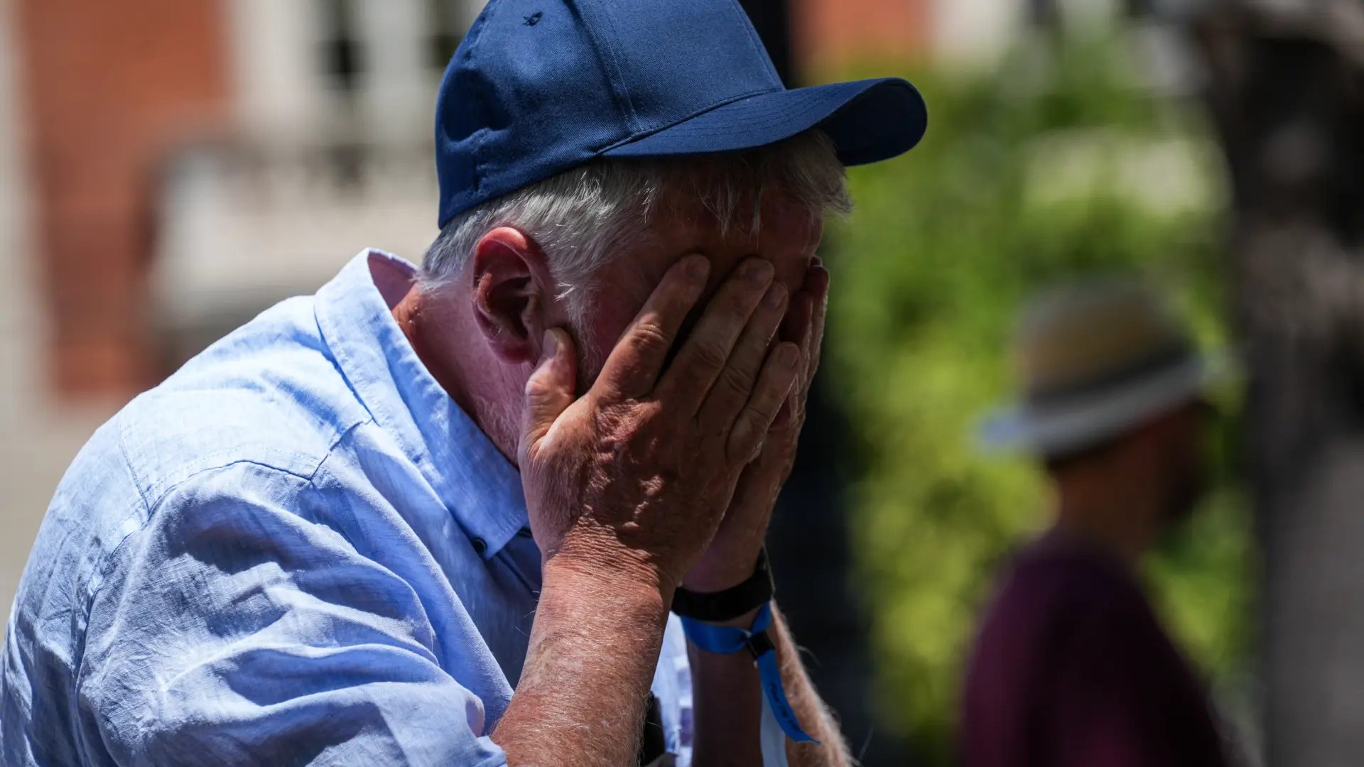 Un turista se protege de las altas temperaturas por las calles de Sevilla durante la última ola de calor.EP