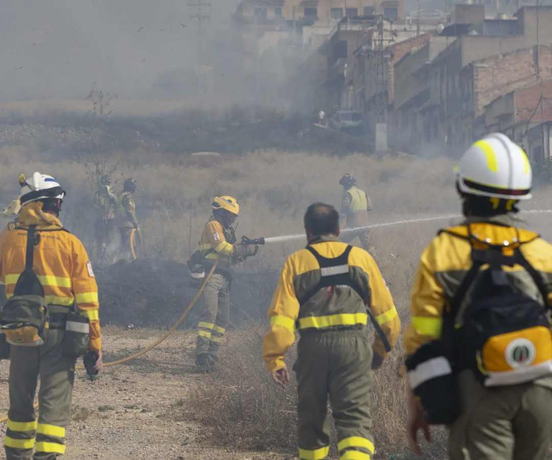 Bomberos en un incendio en Murcia.Marcial Guillen