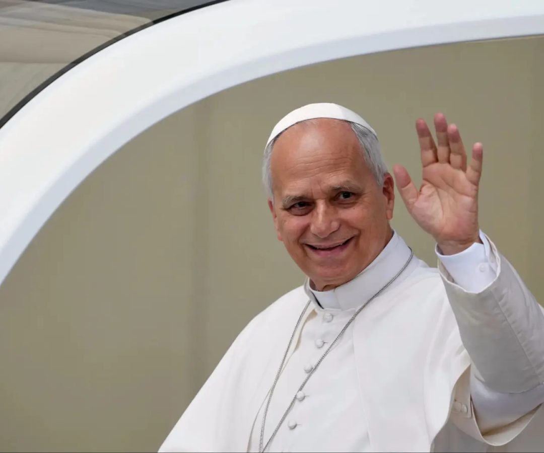El Papa León XIV saluda desde la Plaza de San Pedro.AP / Lapresse