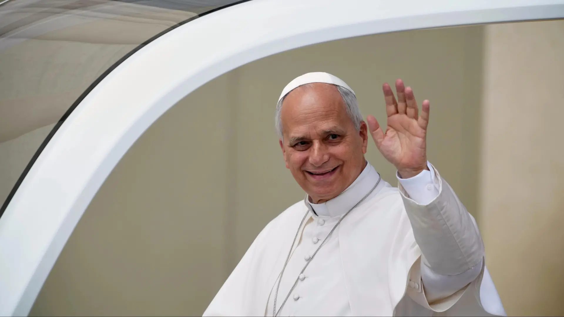 El Papa León XIV saluda desde la Plaza de San Pedro.AP / Lapresse