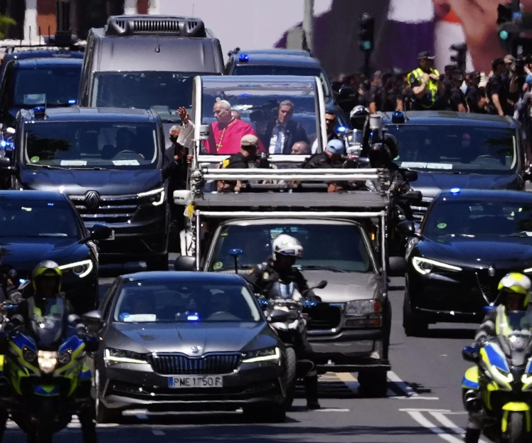 El Papa León XIV, a bordo del papamóvil, saludando a los fieles en Madrid.EFE