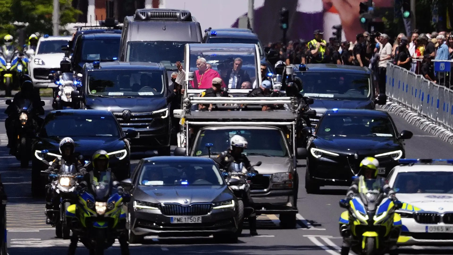 El Papa León XIV, a bordo del papamóvil, saludando a los fieles en Madrid.EFE