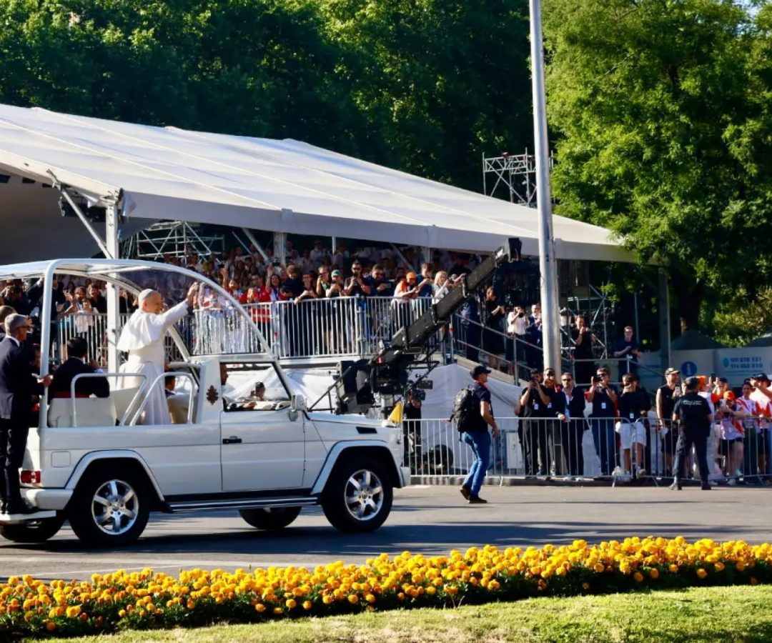 El papa Luis XIV a bordo del papamovil custodiado por varios agentes.José González