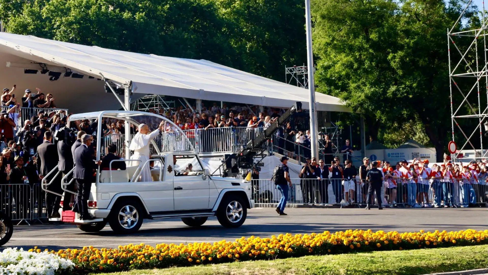 El papa Luis XIV a bordo del papamovil custodiado por varios agentes.José González