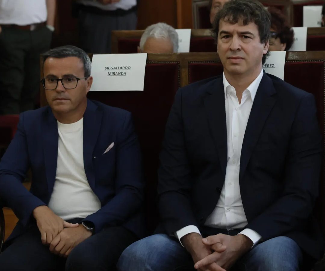 El hermano del presidente del gobierno David Sánchez y Miguel Ángel Gallardo, ex líder del PSOE extremeño.EFE