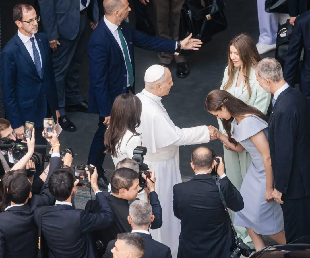 El Rey Felipe VI, la Reina Letizia, la Princesa Leonor y la Infanta Sofía y el Papa León XIV se despiden al término de la misa de Corpus Christi, en la plaza de Cibeles.Carlos Lujan / Europa Press