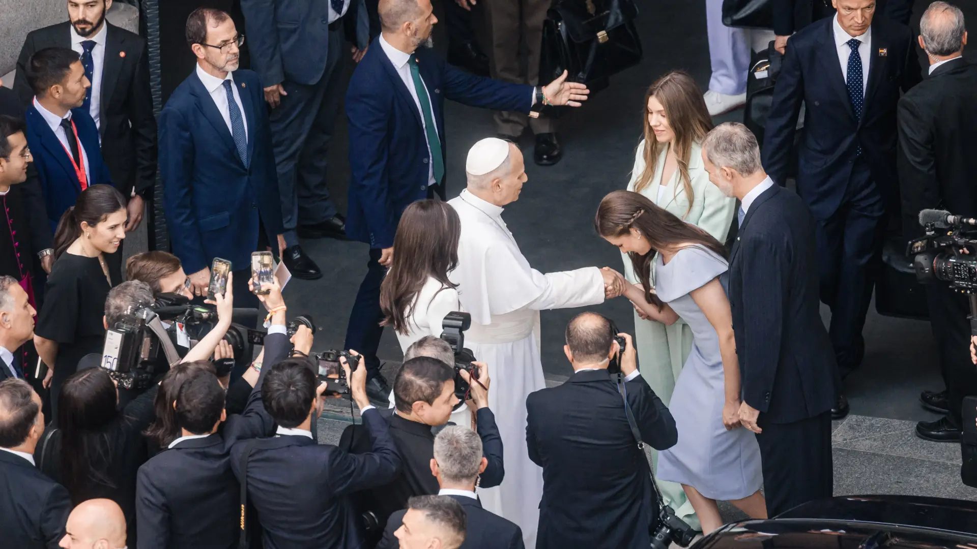 El Rey Felipe VI, la Reina Letizia, la Princesa Leonor y la Infanta Sofía y el Papa León XIV se despiden al término de la misa de Corpus Christi, en la plaza de Cibeles.Carlos Lujan / Europa Press