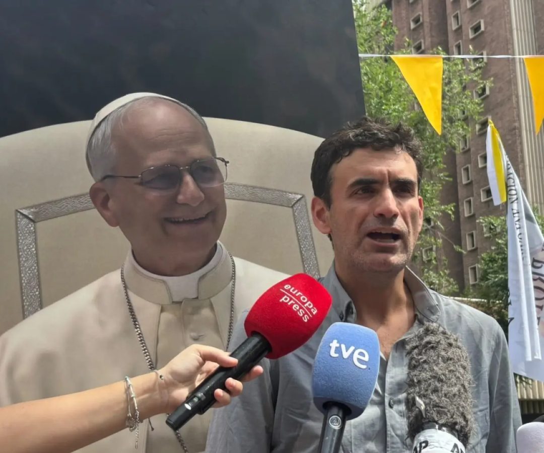 Miguel Hurtado, primer denunciante de abusos de la Abadía de Montserrat, escenifica un encuentro ficticio en la Nunciatura con León XIV.EUROPA PRESS