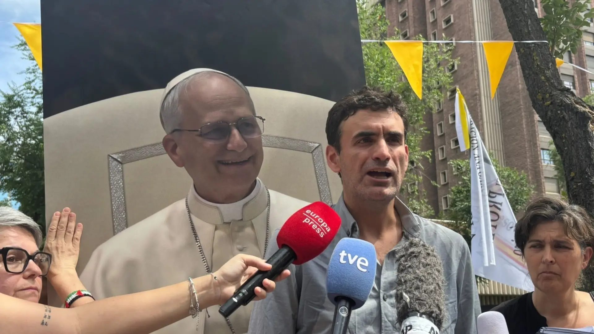 Miguel Hurtado, primer denunciante de abusos de la Abadía de Montserrat, escenifica un encuentro ficticio en la Nunciatura con León XIV.EUROPA PRESS