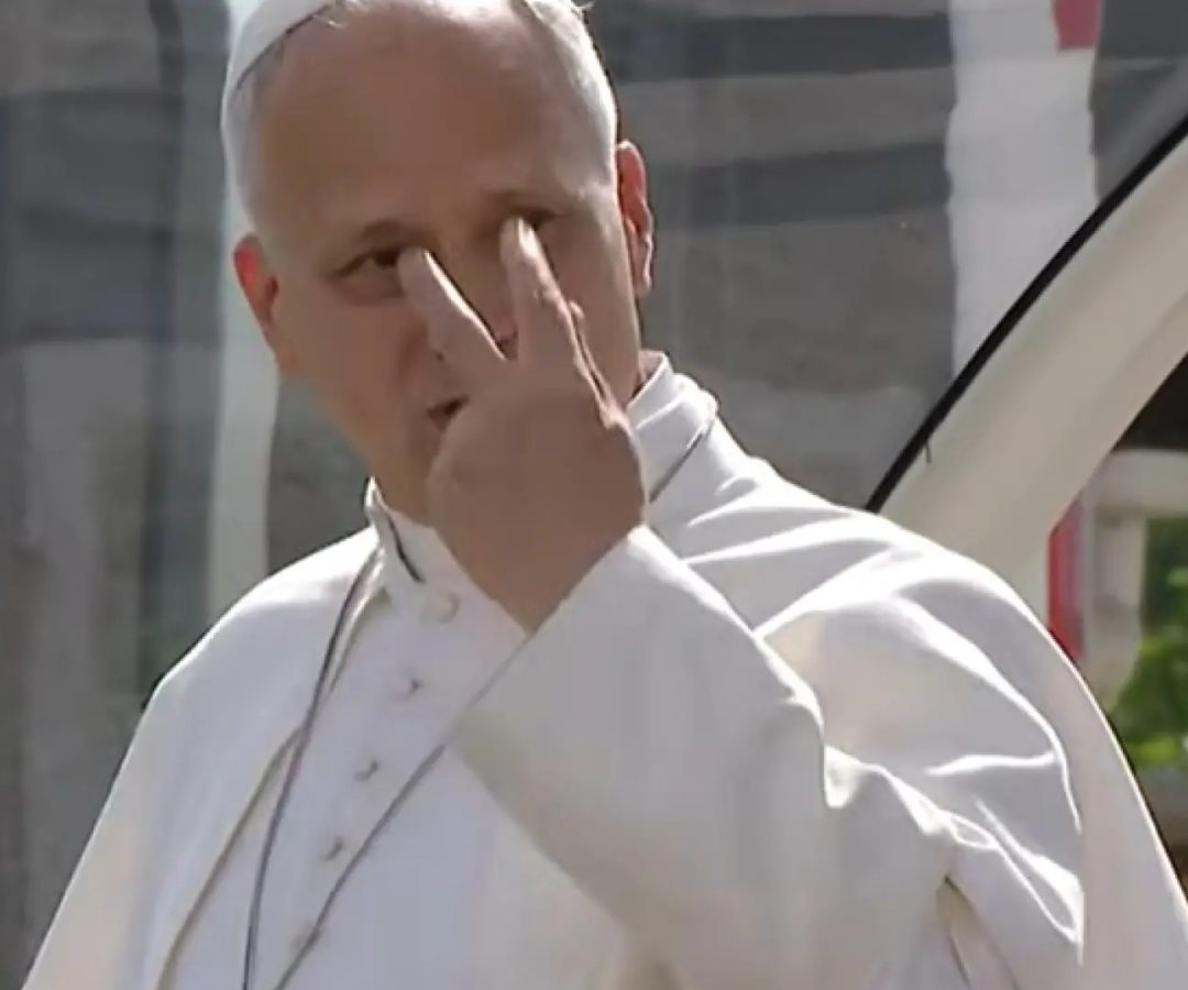 El Papa comenta "yo os veo" a los trabajadores de Televisión Española en el momento en que se sube al papamóvil para iniciar su cuarto recorrido por Madrid.RTVE