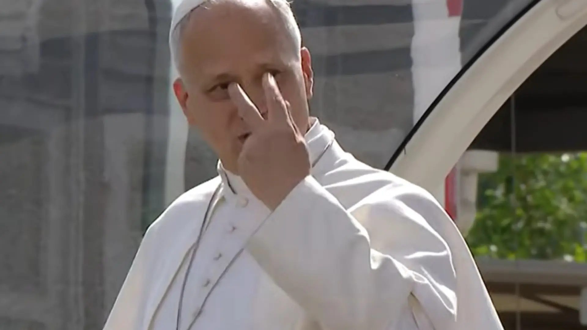 El Papa comenta "yo os veo" a los trabajadores de Televisión Española en el momento en que se sube al papamóvil para iniciar su cuarto recorrido por Madrid.RTVE
