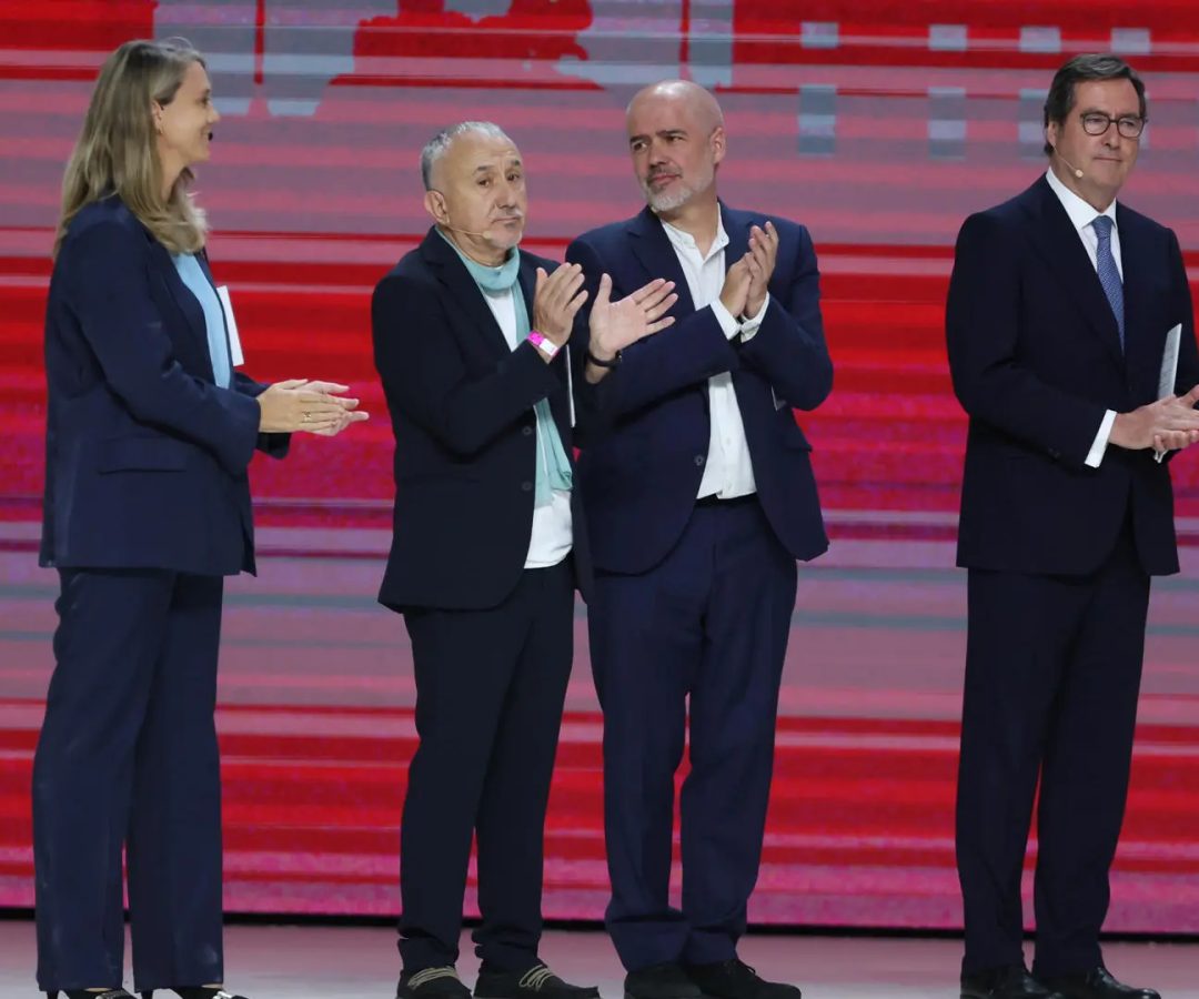 Los secretarios generales de UGT, Pepe Álvarez, y CCOO, Unai Sordo, el presidente de la CEOE, Antonio Garamendi, y la presidenta de Cepyme, Ángela de Miguel.EFE