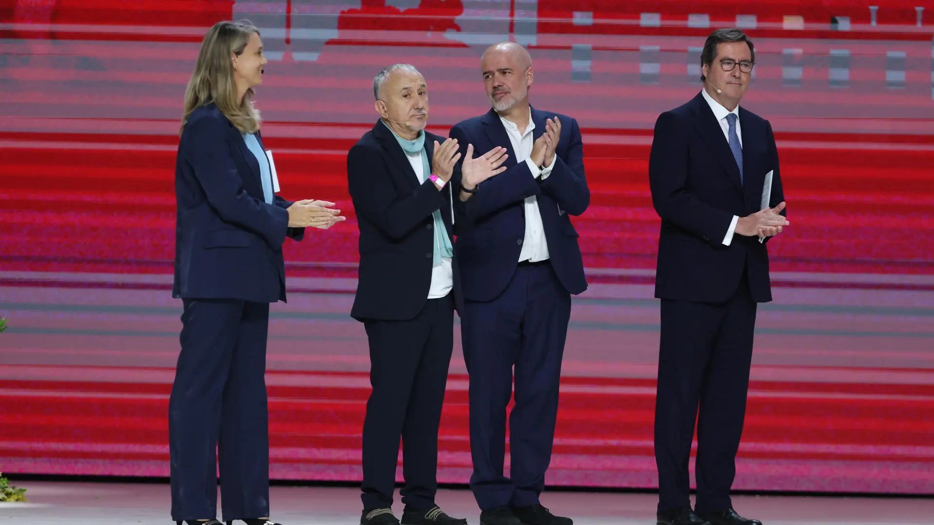 Los secretarios generales de UGT, Pepe Álvarez, y CCOO, Unai Sordo, el presidente de la CEOE, Antonio Garamendi, y la presidenta de Cepyme, Ángela de Miguel.EFE