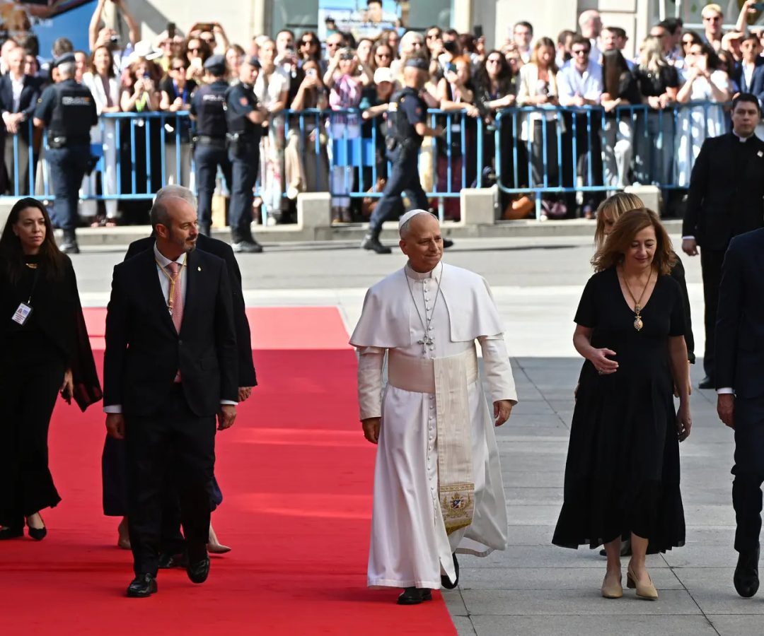 El papa León XIV es recibido por la presidenta del Congreso, Francina Armengol; el presidente del Senado, Pedro Rollán (i), y el presidente del Gobierno, Pedro Sánchez (d), a su llegada al Congreso de los Diputados. EFEFernando Villar