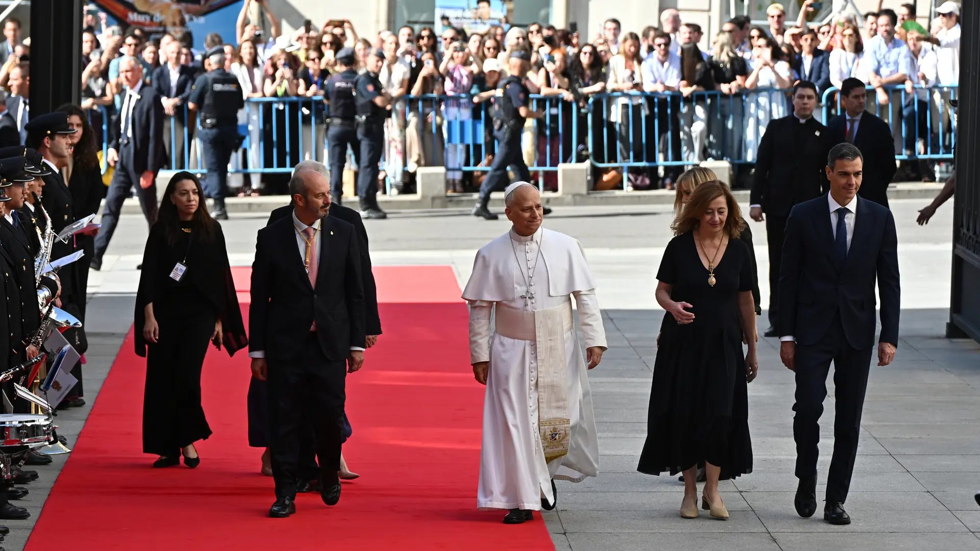 El papa León XIV es recibido por la presidenta del Congreso, Francina Armengol; el presidente del Senado, Pedro Rollán (i), y el presidente del Gobierno, Pedro Sánchez (d), a su llegada al Congreso de los Diputados. EFEFernando Villar