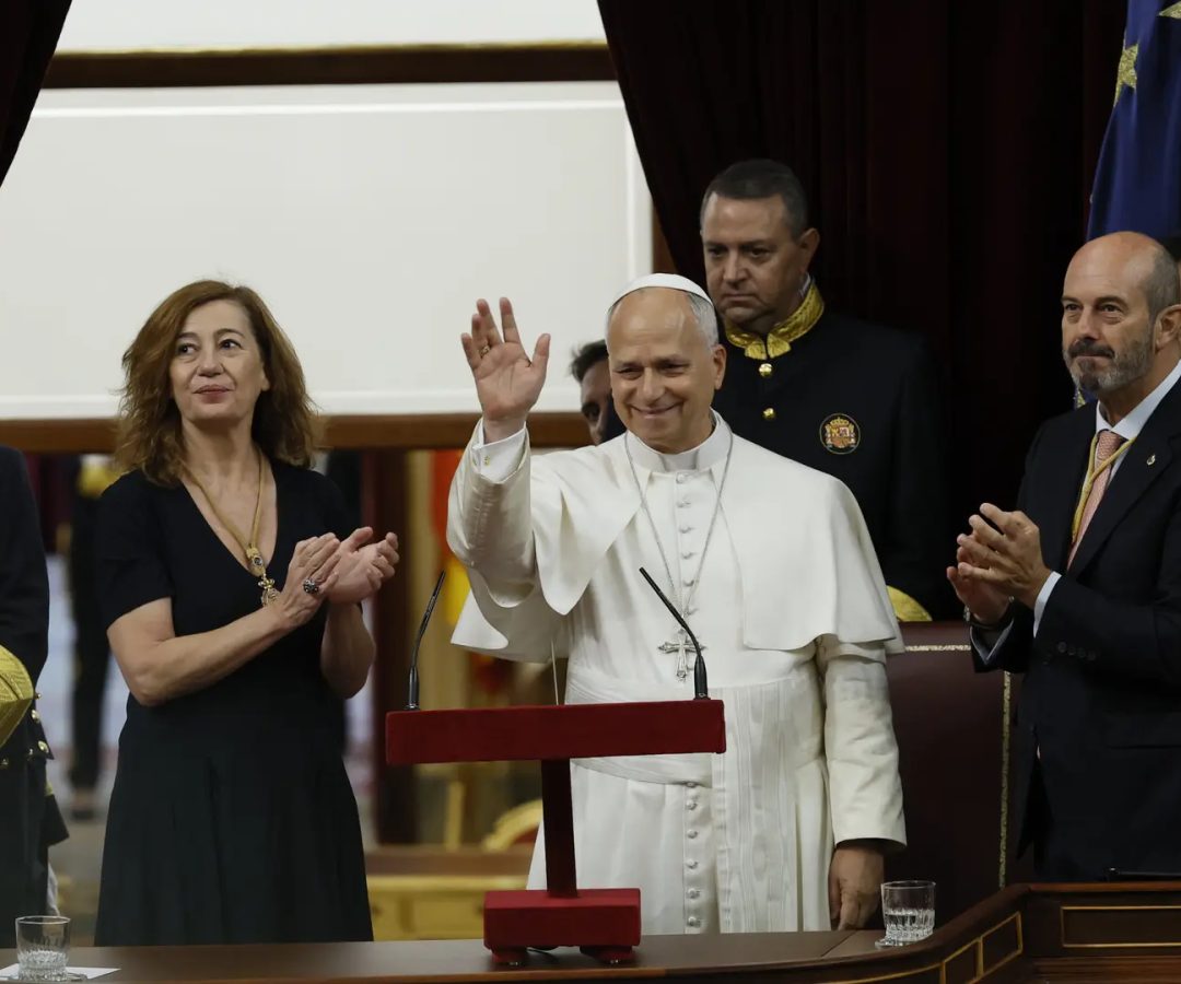 León XIV, acompañado por la presidenta del Congreso, Francina Armengol, y el presidente del Senado, Pedro Rollán.EFE