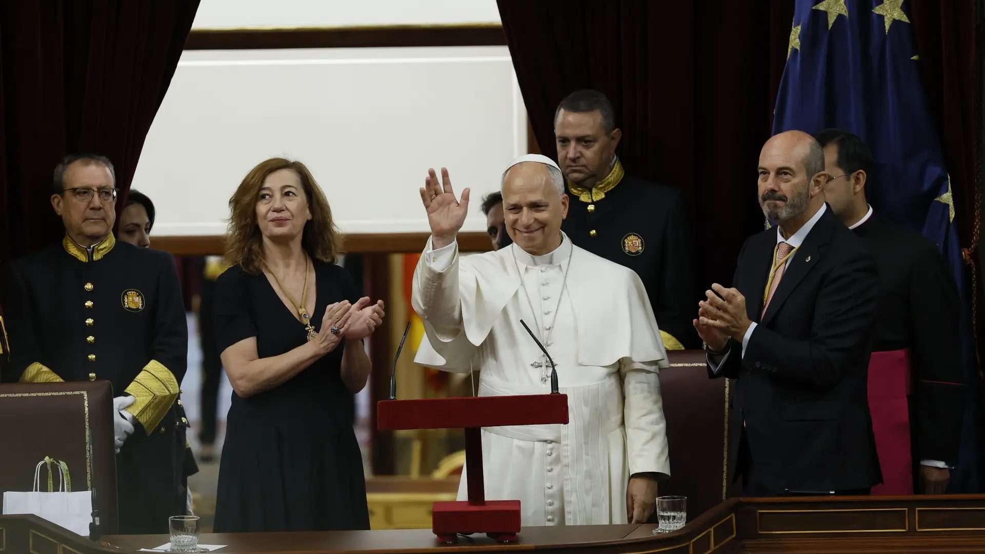 León XIV, acompañado por la presidenta del Congreso, Francina Armengol, y el presidente del Senado, Pedro Rollán.EFE