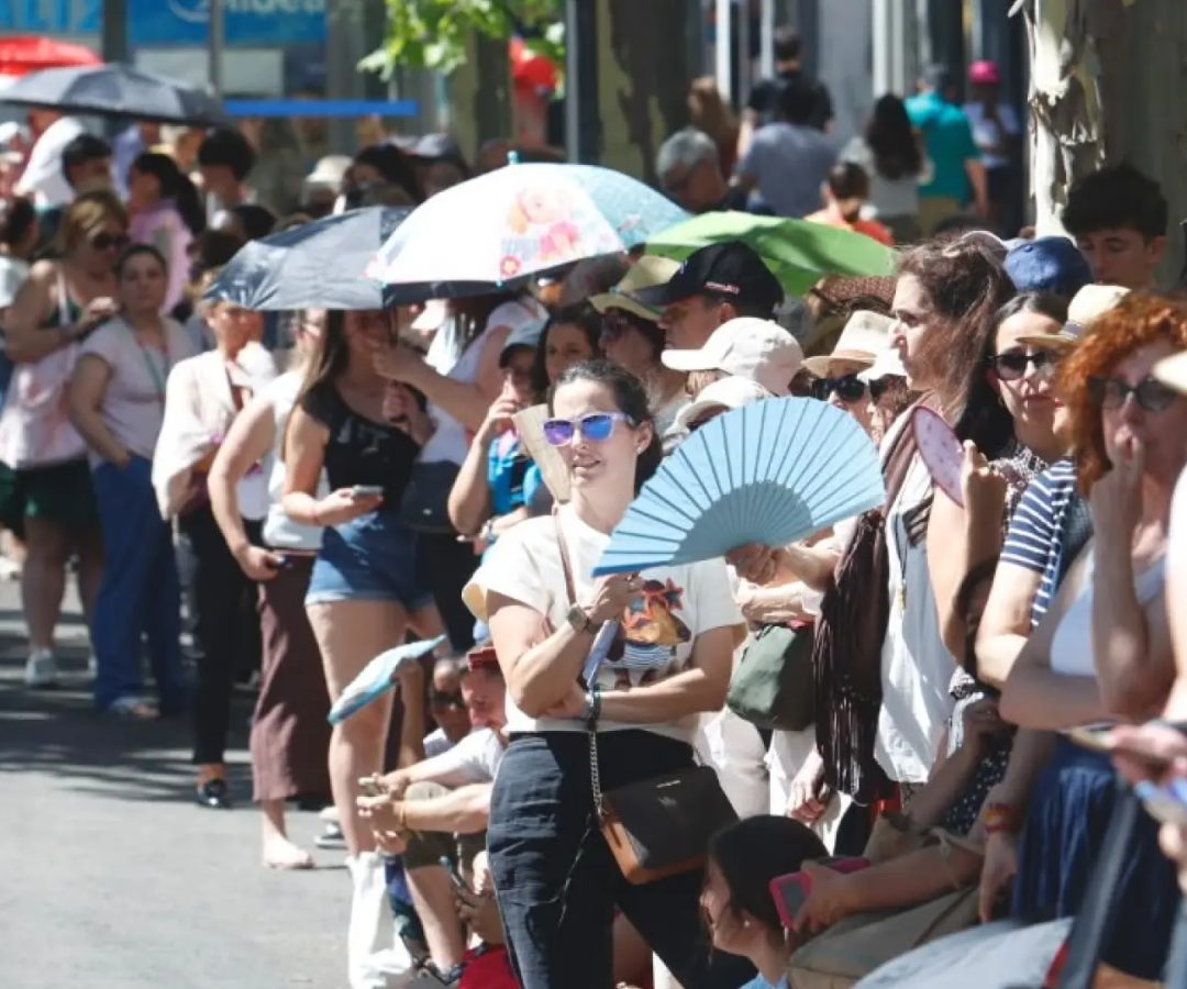 Los fieles esperando ver a León XIV en su papamóvil en las calles de Madrid.José González Pérez