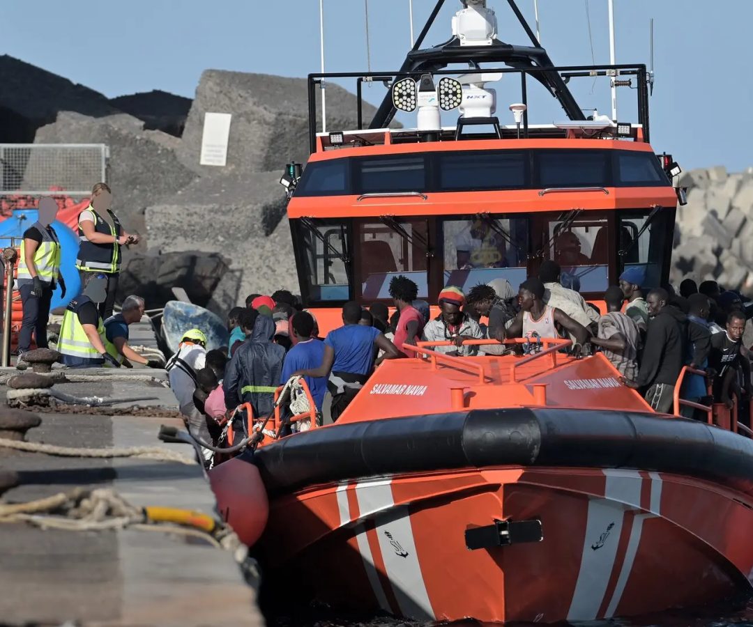 Efectivos de emergencias atienden a personas en el Muelle de la Restinga, El Hierro, Canarias, a 19 de septiembre de 2025.Europa Press Canarias - Europa P