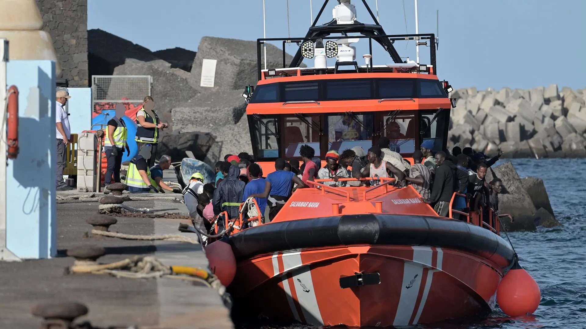 Efectivos de emergencias atienden a personas en el Muelle de la Restinga, El Hierro, Canarias, a 19 de septiembre de 2025.Europa Press Canarias - Europa P