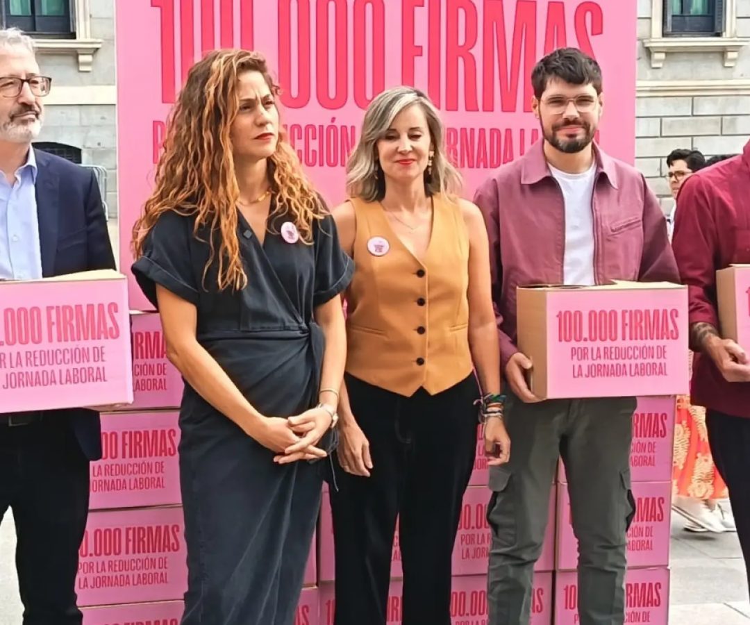 Lara Hernánez, junto a Verónica Martínez y otros diputados de Sumar.EUROPA PRESS