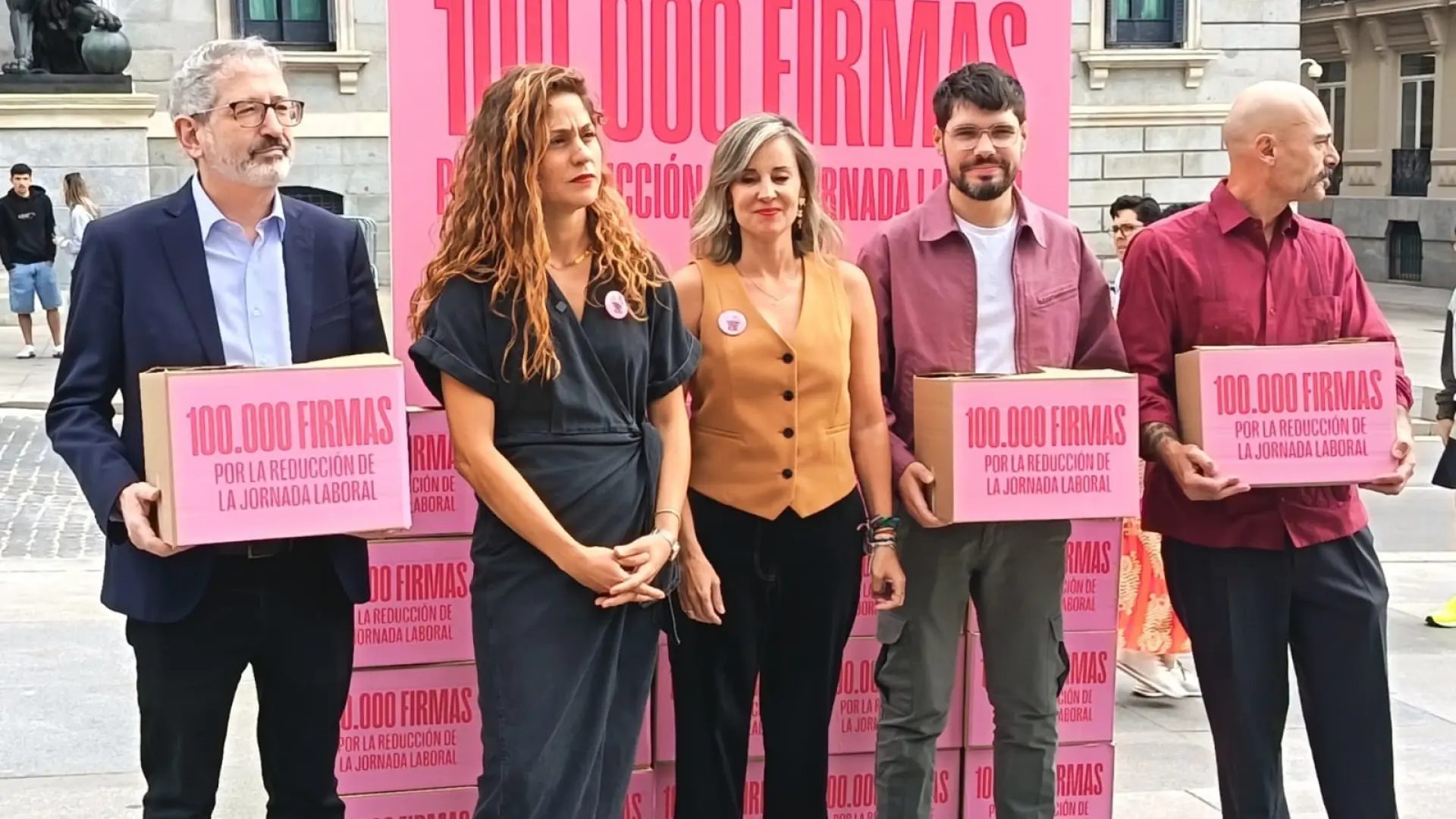 Lara Hernánez, junto a Verónica Martínez y otros diputados de Sumar.EUROPA PRESS