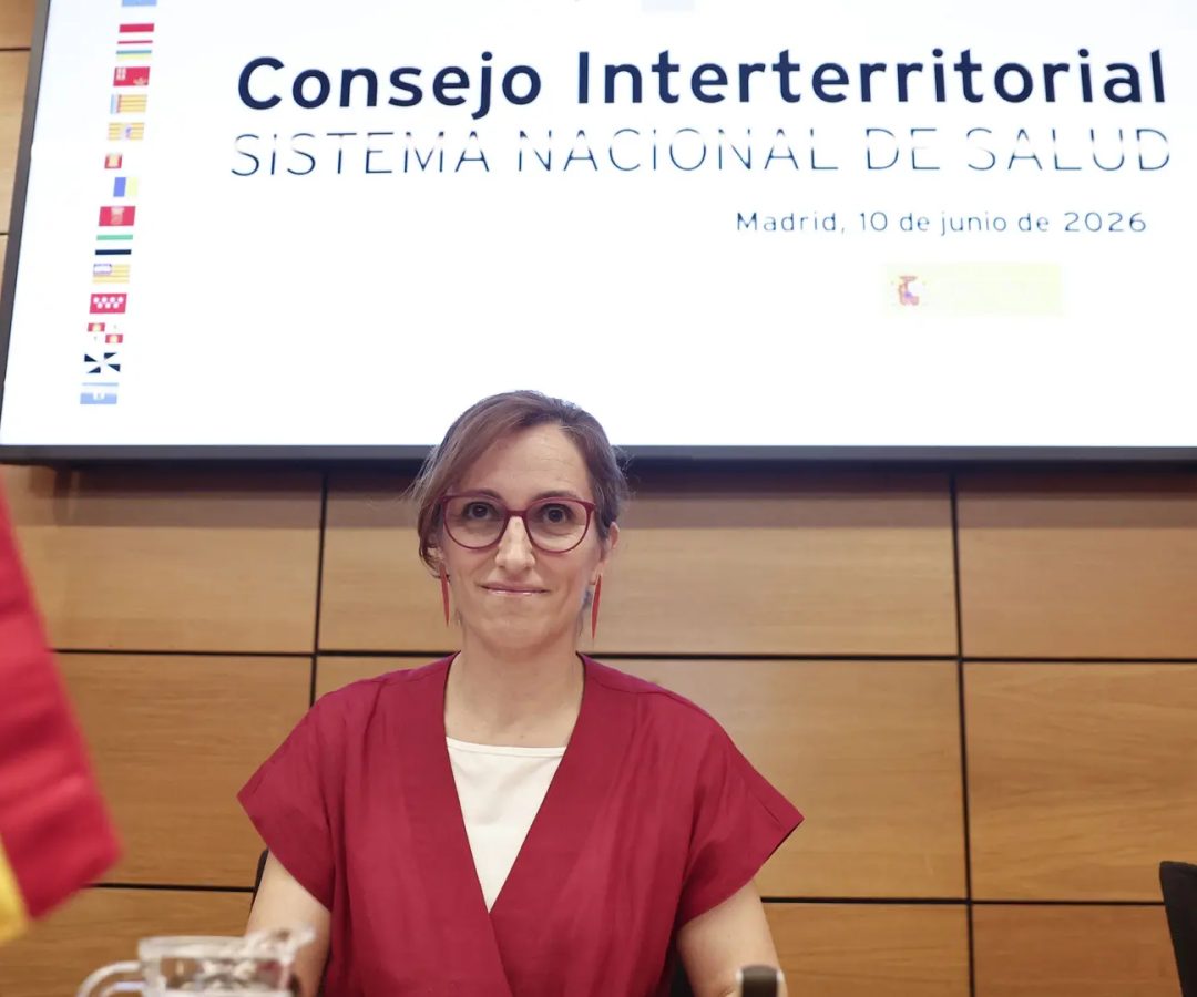 La ministra de Sanidad, Mónica García, preside la reunión del Consejo Interterritorial del Sistema Nacional de Salud (CISNS), este miércoles en Madrid. EFE/SERGIO PEREZ
