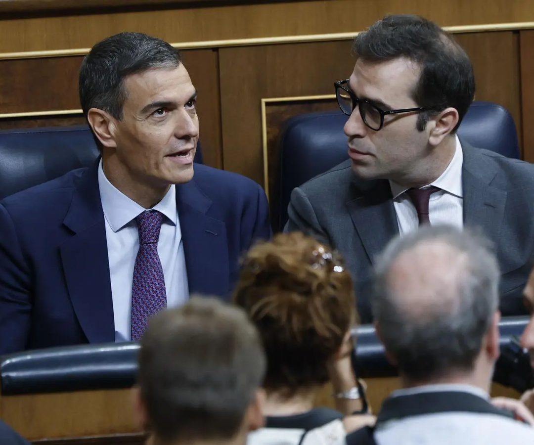 El jefe del Ejecutivo, Pedro Sánchez, conversa con el vicepresidente primero y ministro de Economía, Comercio y Empresa, Carlos CuerpoChema Moya