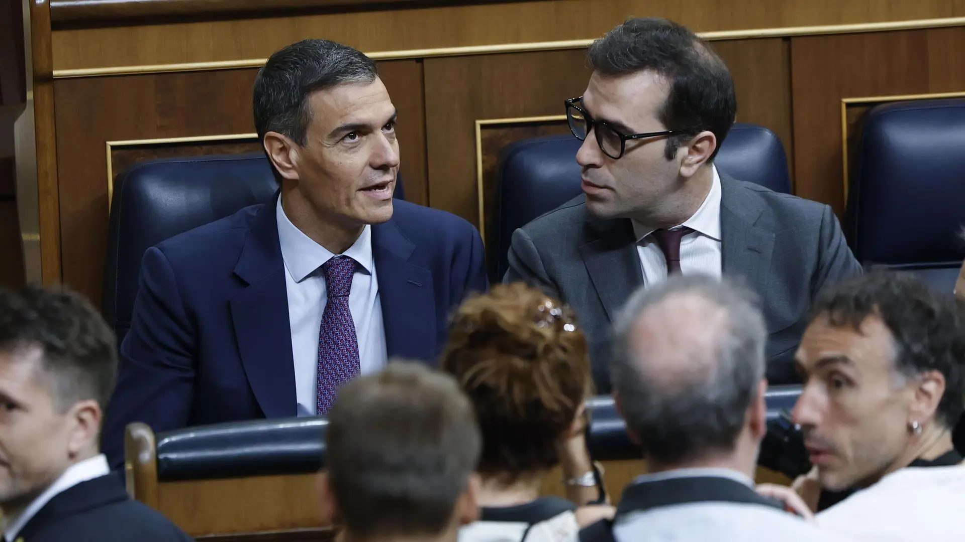El jefe del Ejecutivo, Pedro Sánchez, conversa con el vicepresidente primero y ministro de Economía, Comercio y Empresa, Carlos CuerpoChema Moya