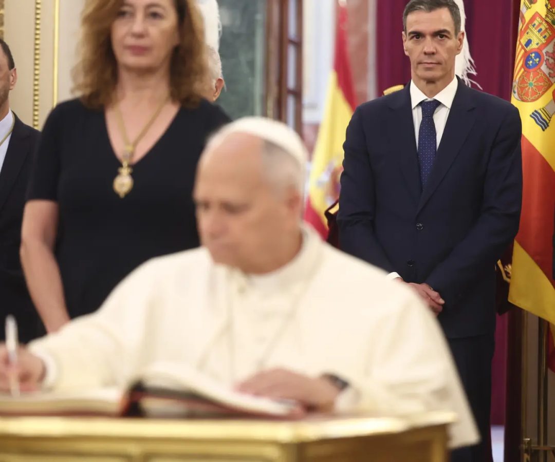 El Papa León XIV firma el libro de honor del Congreso de los Diputados, el 8 de junio de 2026, en presencia del presidente Pedro Sánchez.Eduardo Parra/ Europa Press