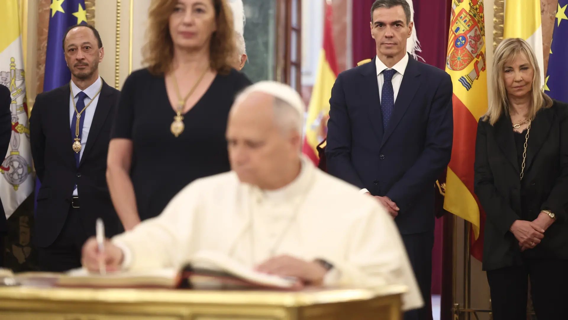 El Papa León XIV firma el libro de honor del Congreso de los Diputados, el 8 de junio de 2026, en presencia del presidente Pedro Sánchez.Eduardo Parra/ Europa Press