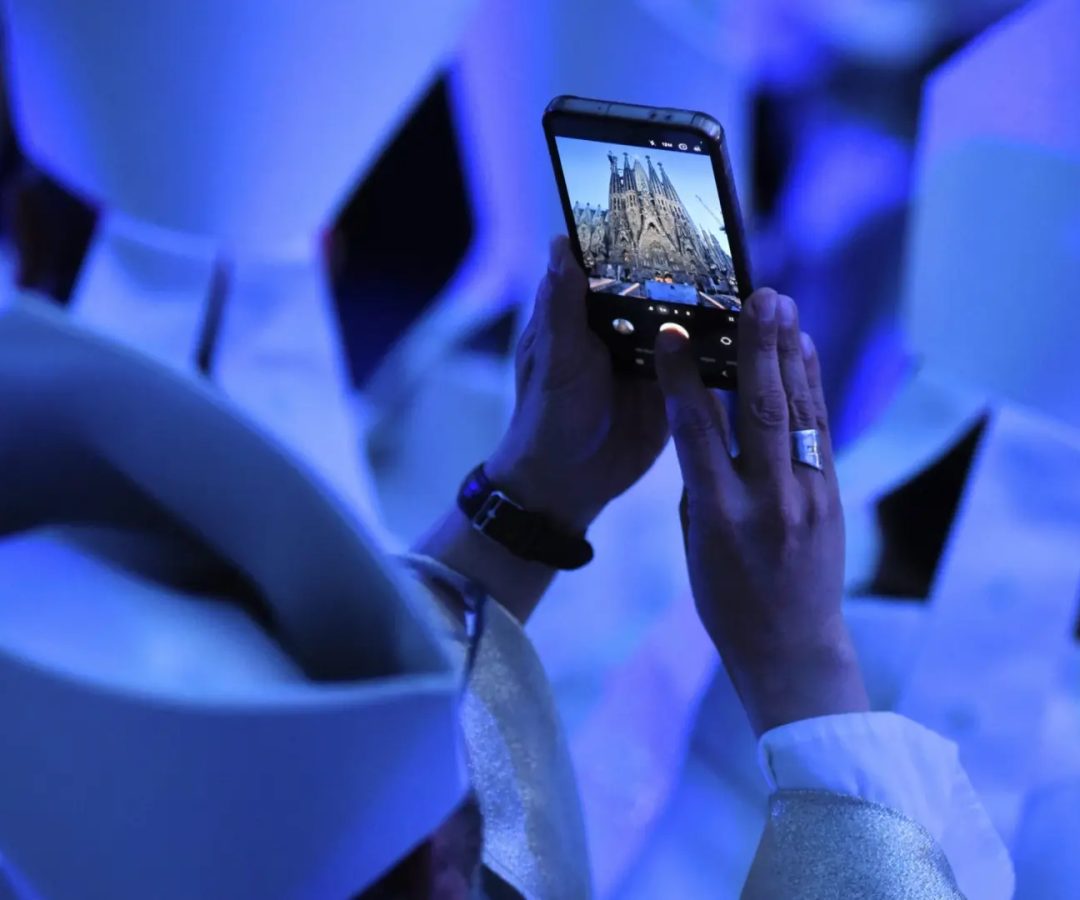 Una persona fotografía la bendición de la Torre de Jesucristo por parte del Papa León XIV, a 10 de junio de 2026, en Barcelona. Alberto ParedesEuropa Press 2026