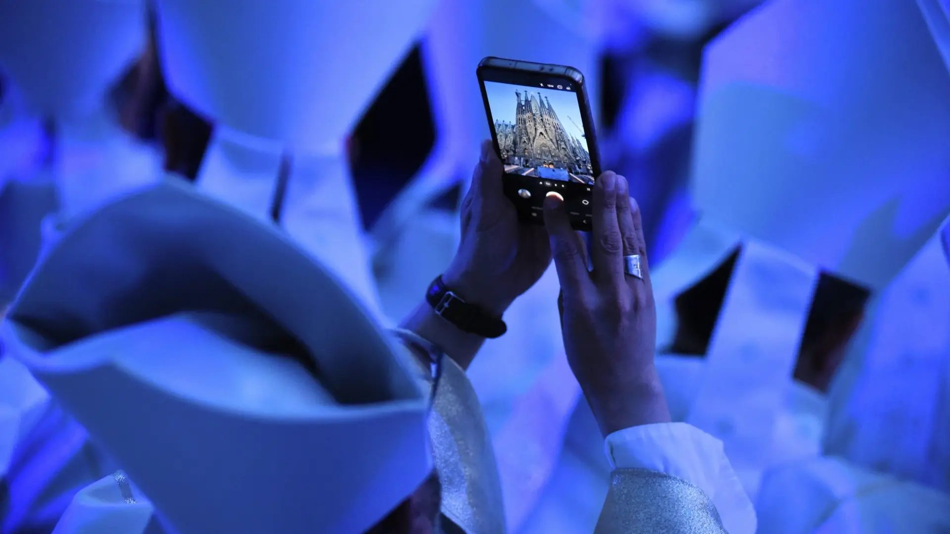 Una persona fotografía la bendición de la Torre de Jesucristo por parte del Papa León XIV, a 10 de junio de 2026, en Barcelona. Alberto ParedesEuropa Press 2026