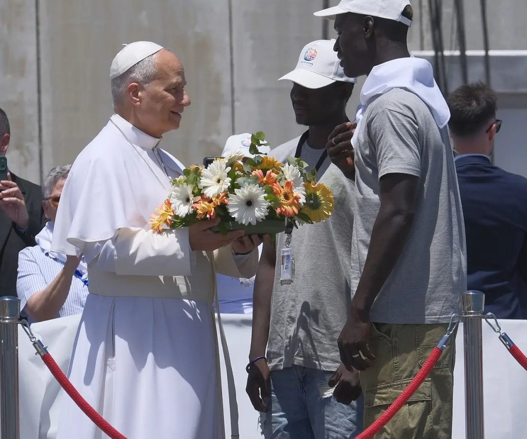 El Papa León XIV dialoga con inmigrantes en su visita a Canarias.Angel Medina G.