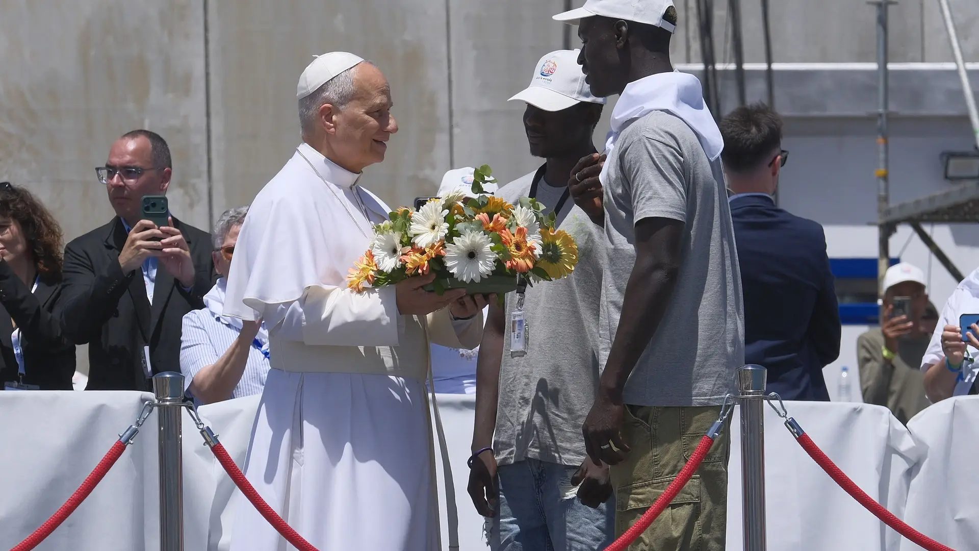 El Papa León XIV dialoga con inmigrantes en su visita a Canarias.Angel Medina G.