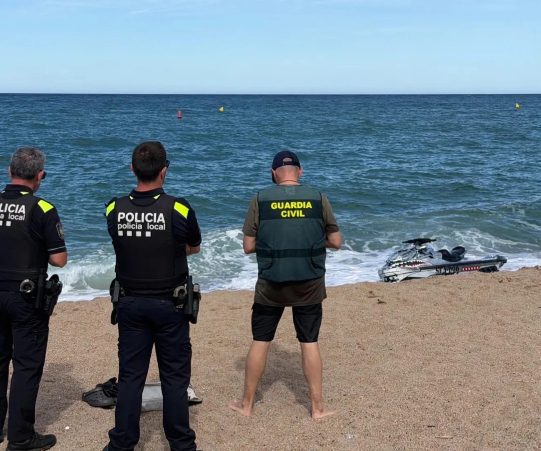 Agentes de la Policía Local de Pals y la Guardia Civil con la moto del menor desaparecido.ACN