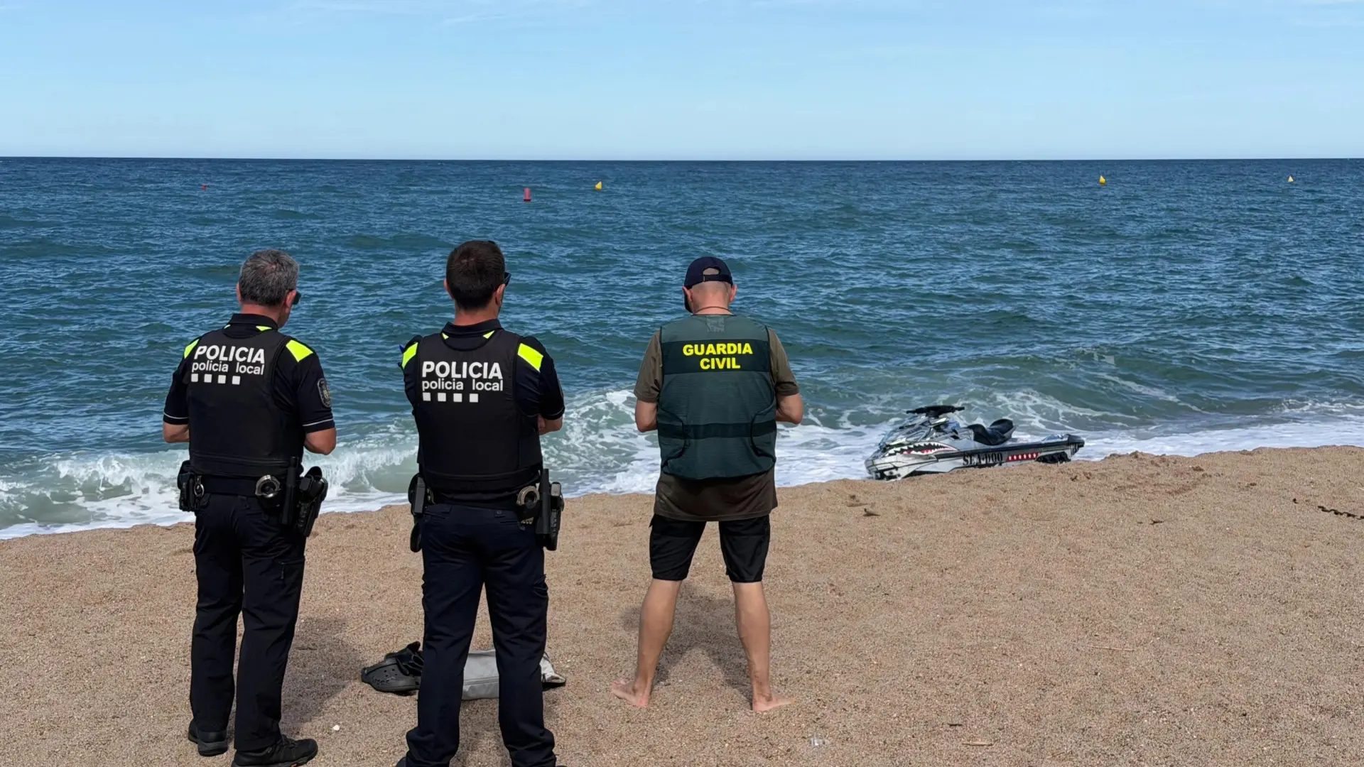 Agentes de la Policía Local de Pals y la Guardia Civil con la moto del menor desaparecido.ACN