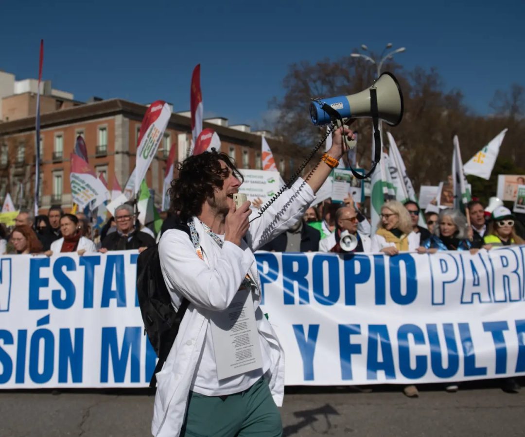Manifestantes portan pancarta con lema 'Por un estatuto propio para la profesión médica y facultativa' durante la manifestación contra el Estatuto Marco del Ministerio de Sanidad.EUROPA PRESS