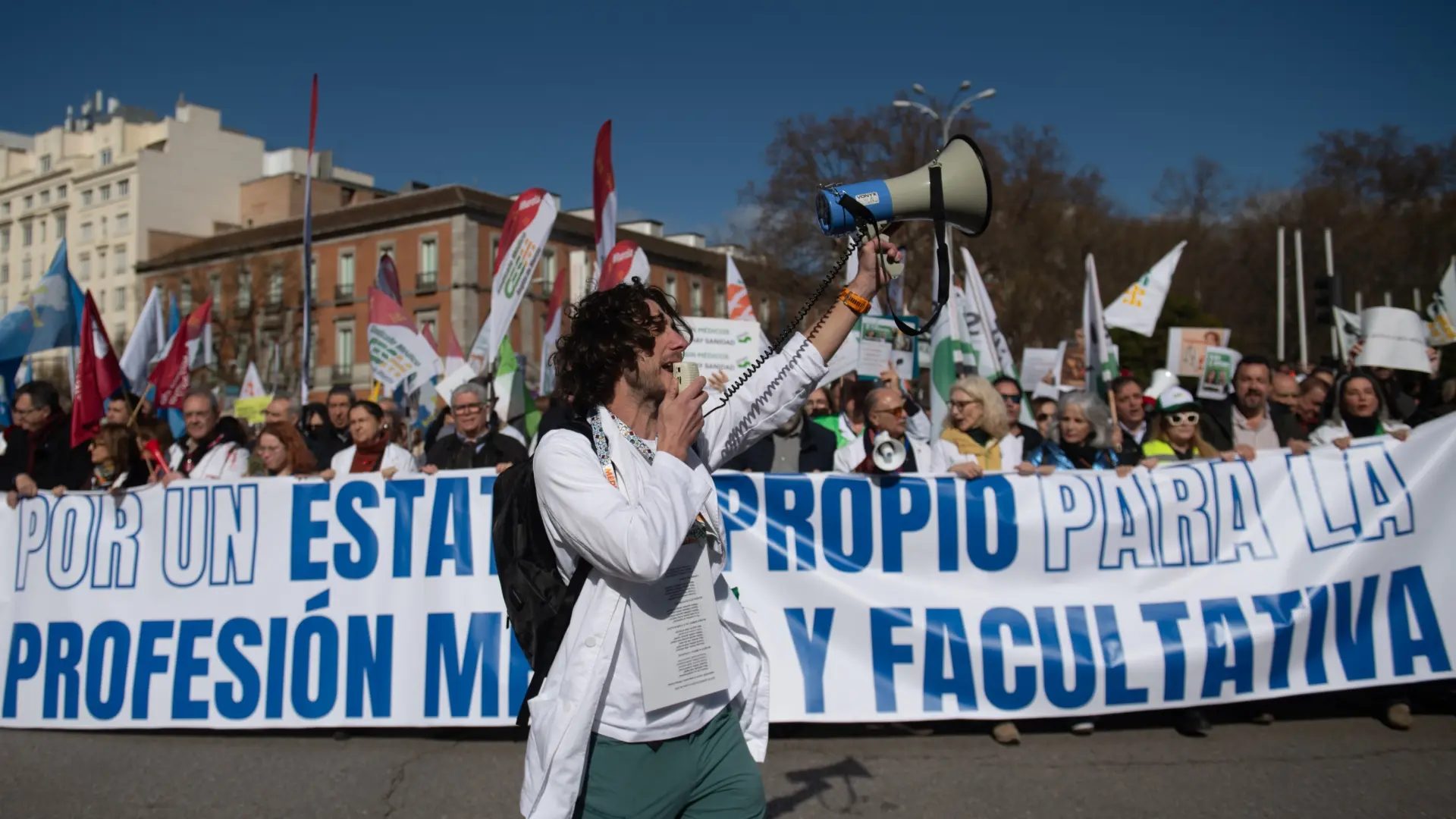 Manifestantes portan pancarta con lema 'Por un estatuto propio para la profesión médica y facultativa' durante la manifestación contra el Estatuto Marco del Ministerio de Sanidad.EUROPA PRESS