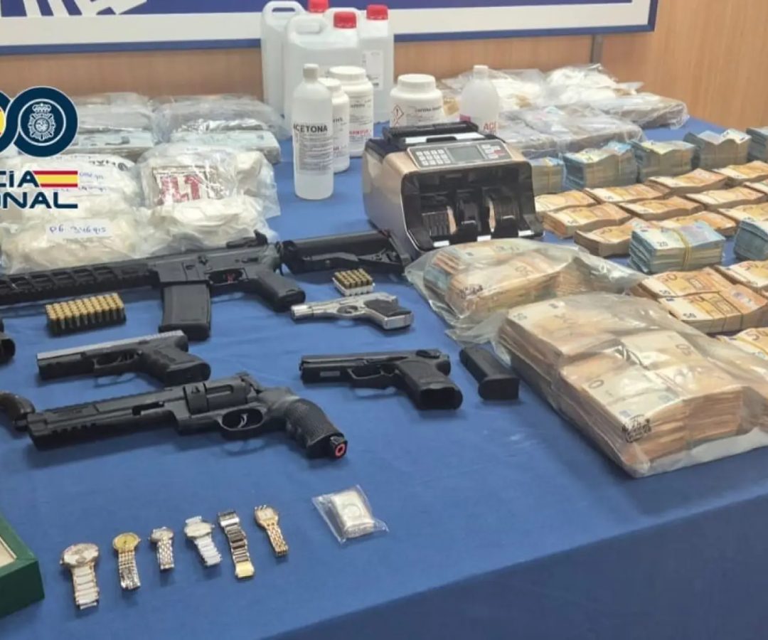 Los agentes incautación de 30 kilos de cocaína, 12 kilos de MDMA, más de 720.000 euros en efectivo, cinco armas de fuego, un lingote de plata y 21 vehículos.POLICÍA NACIONAL